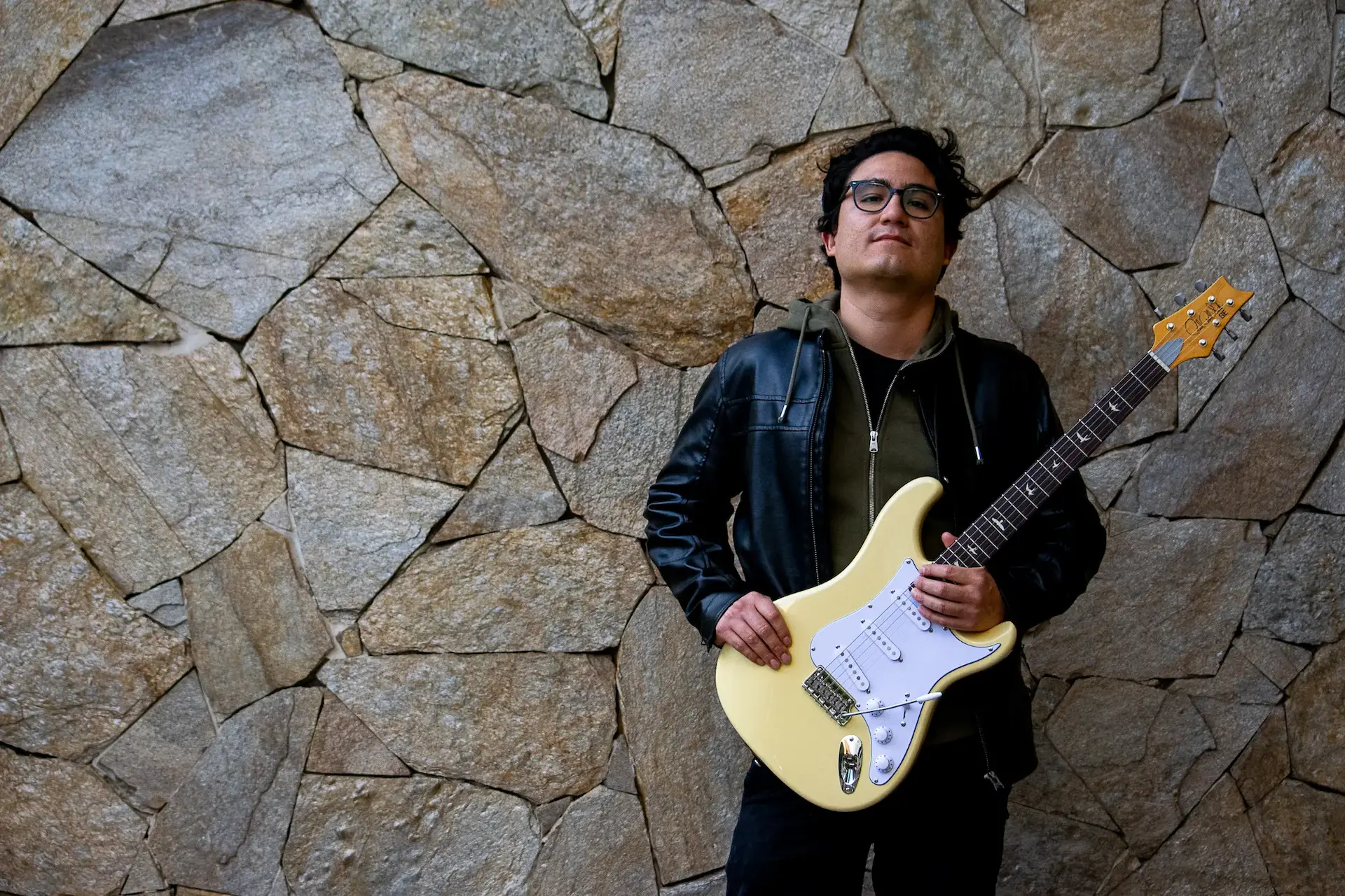 José Francisco Sánchez tocando la guitarra